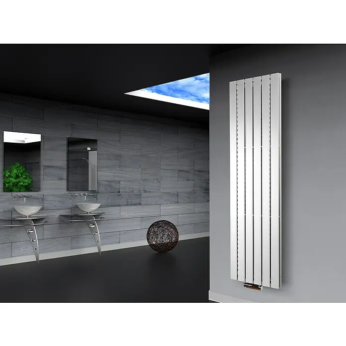 Badheizkörper Peking - B x H: 470 x 1.800 mm, Nennleistung: 1.964 W, Weiß, Ohne Handtuchhalter - Badezimmer-Interieur mit einem modernen, vertikalen Heizkörper an der Wand, der Funktionalität und Design in Einklang bringt.