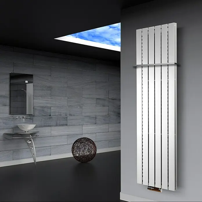 Badheizkörper Peking - B x H: 470 x 1.800 mm, Nennleistung: 1.964 W, Weiß, 1 x Halter 15mm - Modern gestalteter Handtuchwärmer in einem eleganten Badezimmer. Das schlanke Design ergänzt die minimalistische Ästhetik des Raumes perfekt.