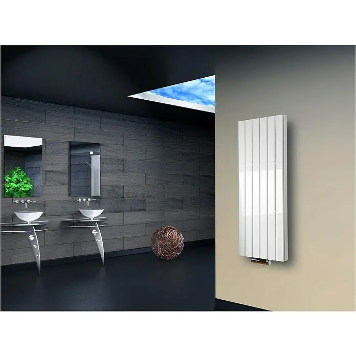 Badheizkörper Peking - B x H: 470 x 1.200 mm, Nennleistung: 1.458 W, Weiß, Ohne Handtuchhalter - Elegantes Badezimmer mit modernem, weißen Paneelheizkörper an der Wand, der Wärme und Stil vereint.