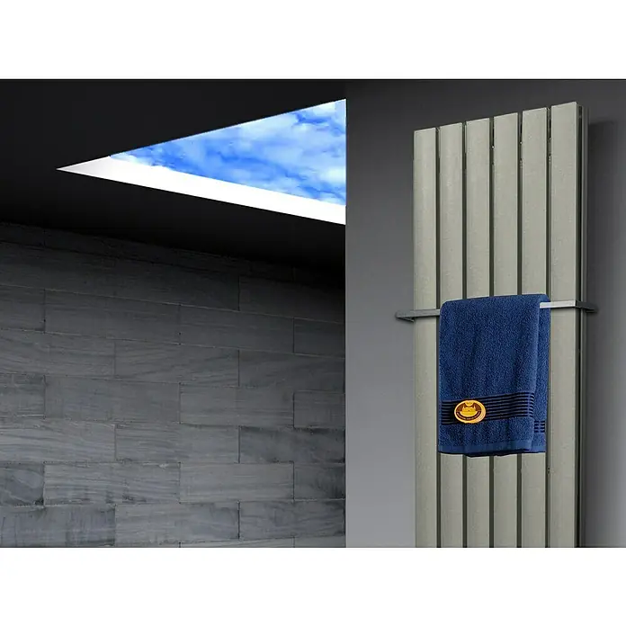 Badheizkörper Peking - B x H: 470 x 1.800 mm, Nennleistung: 1.964 W, Edelstahl, 2 x Halter 15mm - Handtuchwärmer mit blauem Handtuch im modernen Badezimmer.