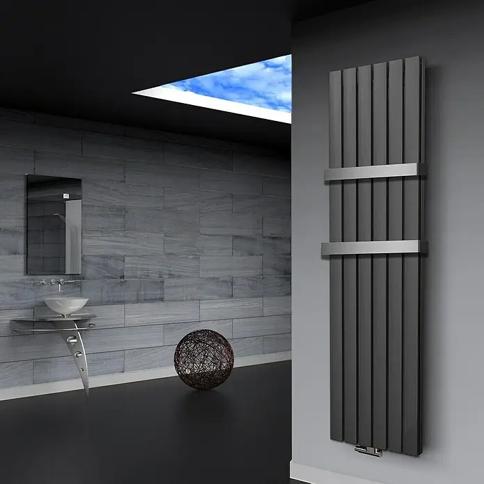 Badheizkörper Peking - B x H: 470 x 1.800 mm, Nennleistung: 1.964 W, Moonstone, 2 x Halter 50mm - Vertikaler Heizkörper in Grau mit Handtuchhalter im modernen Bad. Das Design ist schlicht und elegant.