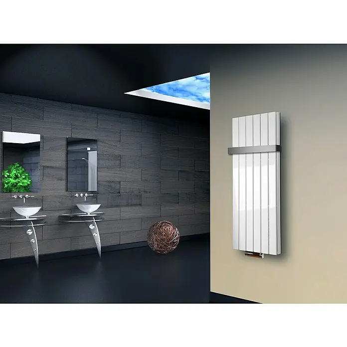 Badheizkörper Peking - B x H: 470 x 1.200 mm, Nennleistung: 1.458 W, Weiß, 1 x Halter 50mm - Ein schlanker, weißer Heizkörper hängt an einer Wand im modernen Badezimmer, der für Wärme und stilvolles Design sorgt.