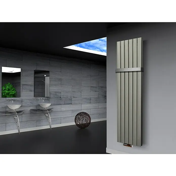 Badheizkörper Peking - B x H: 470 x 1.800 mm, Nennleistung: 1.964 W, Edelstahl, 1 x Halter 50mm - Modernes Badezimmer mit einem schmalen, senkrechten Heizkörper an der Wand. Stilvolles Design für Wärme und Komfort im Bad.