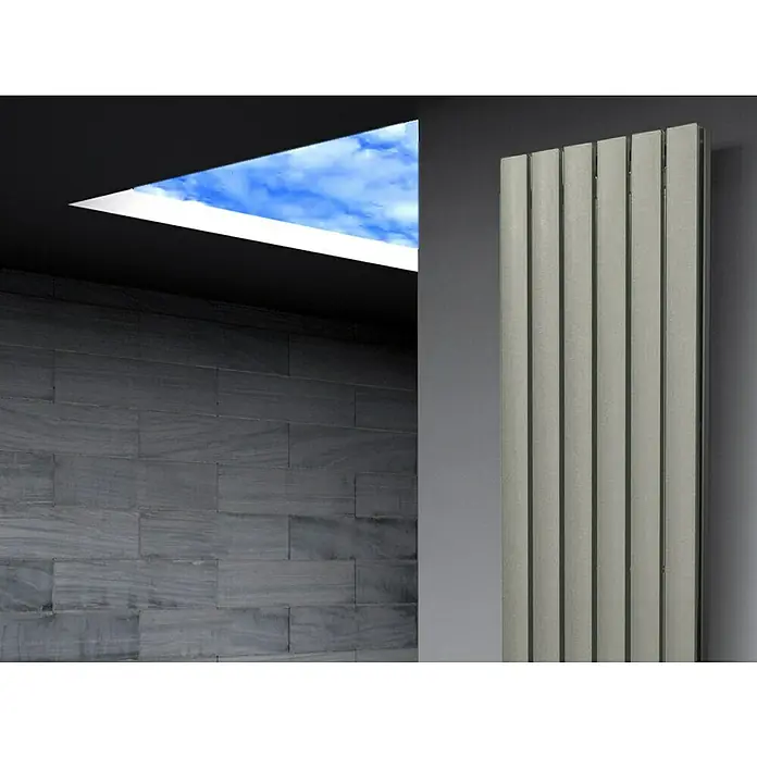 Badheizkörper Peking - B x H: 470 x 1.800 mm, Nennleistung: 1.964 W, Edelstahl, Ohne Handtuchhalter - Vertikaler Heizkörper im modernen Bad mit stilvoller Wand und Oberlicht für angenehmes Ambiente.