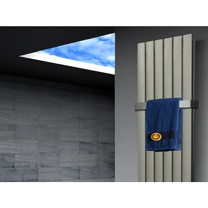 Badheizkörper Peking - B x H: 470 x 1.800 mm, Nennleistung: 1.964 W, Edelstahl, 1 x Halter 50mm - Handtuchwärmer mit blauem Handtuch in einem modernen Badezimmer, ergänzt durch ein Oberlicht.