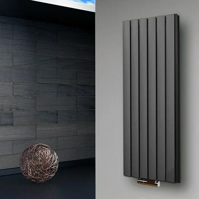 Badheizkörper Peking - B x H: 470 x 1.200 mm, Nennleistung: 1.458 W, Moonstone, Ohne Handtuchhalter - Eleganter, senkrechter Heizkörper in Anthrazit mit Holzdetails, passend zu moderner Inneneinrichtung. Stilvolle Wärme für Ihr Zuhause.