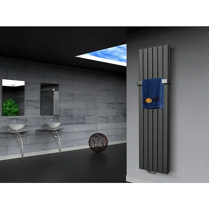 Badheizkörper Peking - B x H: 470 x 1.800 mm, Nennleistung: 1.964 W, Moonstone, 1 x Halter 50mm - Modernes Badezimmer mit grauem Heizkörper und blauem Handtuch, das Eleganz und Funktionalität vereint. Stilvolles Design für komfortable Wärme.