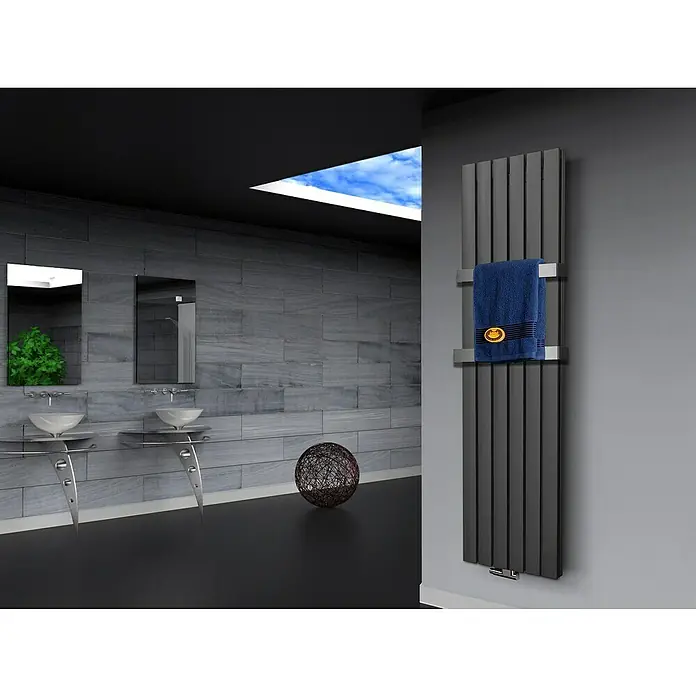 Badheizkörper Peking - B x H: 470 x 1.800 mm, Nennleistung: 1.964 W, Moonstone, 2 x Halter 50mm - Ein modernes Badezimmer mit einem schlanken, vertikalen Handtuchwärmer in Grau, der ein blaues Handtuch hält. Elegantes Design trifft auf Funktionalität.