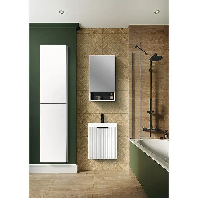 Riva Yasumi Spiegelschrank - B x H: 45 x 77 cm, Weiß - Ein Badezimmer mit weißen Badmöbeln, darunter ein Waschbeckenunterschrank, ein Spiegelschrank und ein Hochschrank, vor einer Wand mit Holzfliesen.