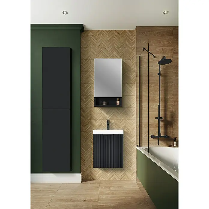 Riva Yasumi Spiegelschrank - B x H: 45 x 77 cm, Schwarz - Modernes Badezimmer mit Waschtischunterschrank, Spiegelschrank und Hochschrank in Schwarz, kombiniert mit Holzoptikfliesen und grüner Wand.