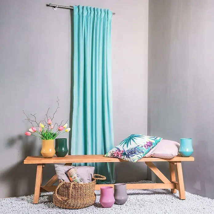 Expo Ambiente Schlaufenbandschal Samtschal Velvet - 135 x 245 cm, 100 % Polyester, Hellgrün - Eine elegante türkisfarbene Gardine, die einen Hauch von Farbe in jeden Raum bringt. Zusammen mit einer stilvollen Holzbank.