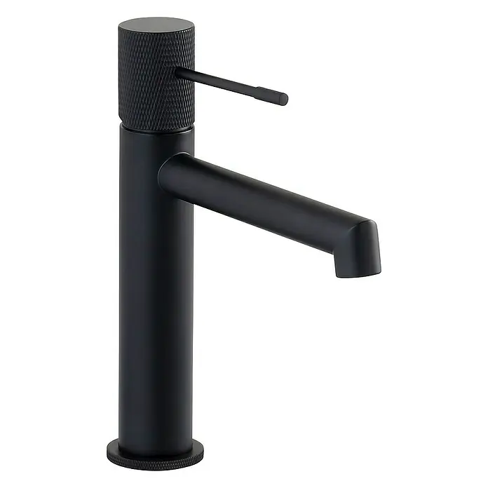 SCHÖNER WOHNEN-Kollektion Waschtischarmatur Kadia Auslaufhöhe 12,1 cm Mattschwarz - Mattschwarz, Seidenmatt - Nahaufnahme einer modernen, mattschwarzen Armatur mit einem stilvollen, gerändelten Detail am Sockel und Griff. Elegantes Design für jedes Badezimmer.