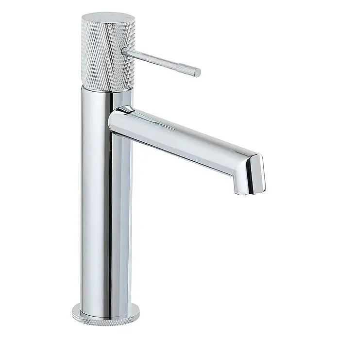 SCHÖNER WOHNEN-Kollektion Waschtischarmatur Kadia Auslaufhöhe 12,1 cm Chrom - Chrom, Glänzend - Nahaufnahme eines modernen, verchromten Wasserhahns mit geradem Auslauf und einem gerändelten Drehgriff für stilvolles Baddesign.