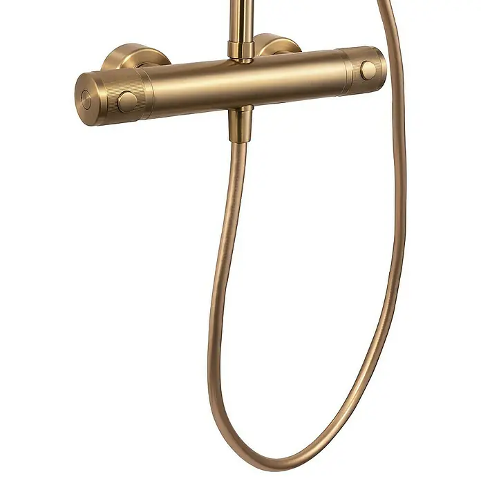 SCHÖNER WOHNEN-Kollektion Duschsystem Glaia mit Thermostat Wassersparend Mattgold - Anzahl Strahlarten: 3 Stk., Mattgold - Nahaufnahme einer eleganten, goldenen Duscharmatur mit Schlauch und Knöpfen für eine luxuriöse Badezimmerausstattung.
