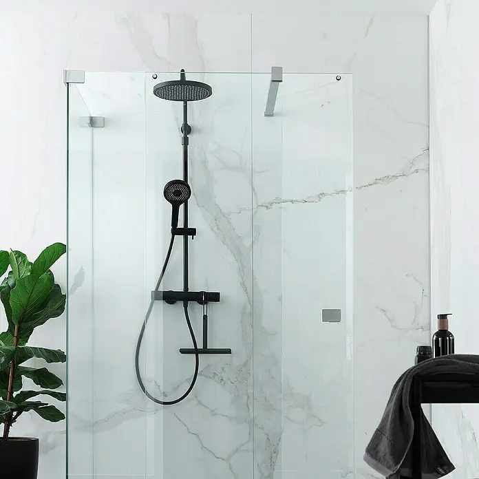 SCHÖNER WOHNEN-Kollektion Duschsystem Glaia mit Thermostat Wassersparend Mattschwarz - Anzahl Strahlarten: 3 Stk., Mattschwarz - Hier ist eine Nahaufnahme einer Duschkabine mit einem eleganten, schwarzen Duschsystem, das vor einer Marmorwand montiert ist.