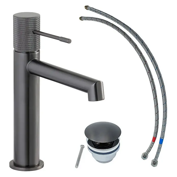 SCHÖNER WOHNEN-Kollektion Waschtischarmatur Kadia Auslaufhöhe 12,1 cm Industrial - Industrial, Seidenmatt - Nahaufnahme einer eleganten, graphitfarbenen Waschtischarmatur mit Ablaufgarnitur und flexiblen Anschlussschläuchen.
