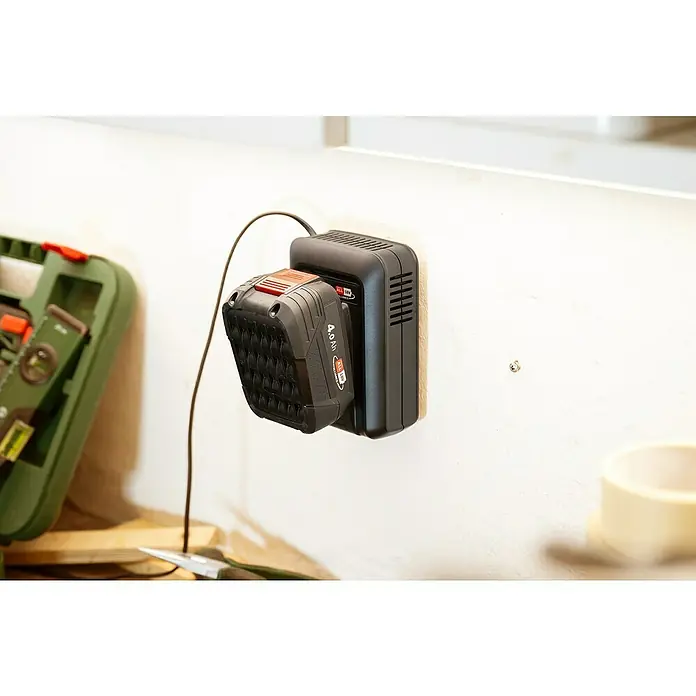 Bosch Power for All 18V Akku & Ladegerät - 18 V, 1 Akku, 4 Ah - Ein Akku-Ladegerät mit einem 4.0Ah Akku der Marke "All 18V" ist an einer weißen Wand montiert.