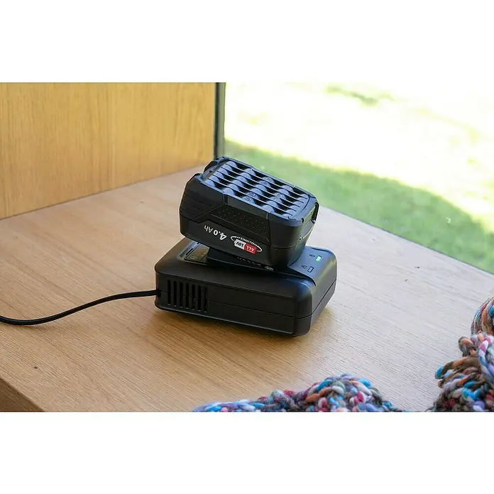 Bosch Power for All 18V Akku & Ladegerät - 18 V, 1 Akku, 4 Ah - Akkuladegerät mit 18V 4.0Ah Akku. Der Akku sitzt oben auf dem Ladegerät und der Ladevorgang ist im Gange.