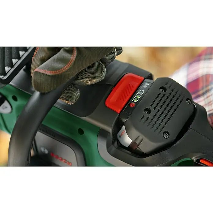 Bosch Power for All 18V Akku & Ladegerät - 18 V, 1 Akku, 4 Ah - Nahaufnahme einer Bosch Akku-Kettensäge mit einer Hand, die den Griff hält und die Akkuanzeige zeigt.