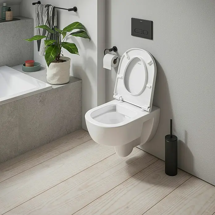 Duravit D-Code Wand-WC-Set 2.0 - Spülrandlos, Spülform: Tief, WC Abgang: Waagerecht, Weiß - Ein modernes, wandhängendes Duravit-WC mit offenem Deckel in einem stilvollen Badezimmer. Die minimalistische Ästhetik betont die Funktionalität.