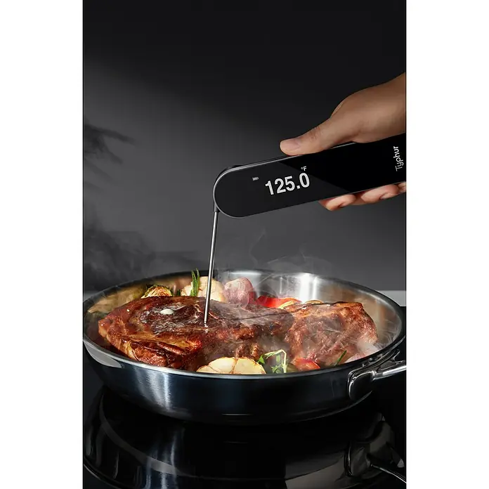Typhur Einstichthermometer InstaProbe Core - Messbereich: -49,9°C-299,9°C - Thermometer, das die Temperatur eines Steaks in einer Pfanne anzeigt, mit einer Anzeige von 125,0 °F, was ein perfektes Ergebnis verspricht.
