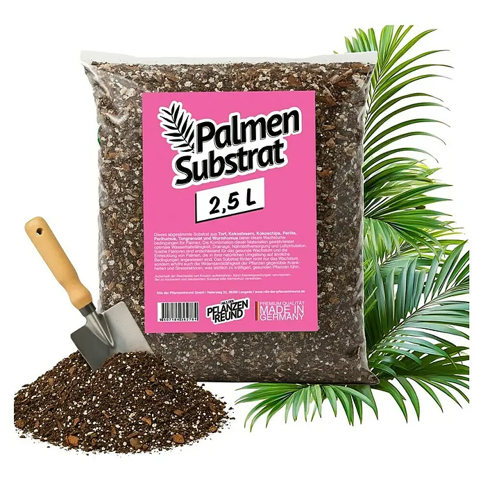 Pflanzensubstrat Palmensubstrat - 2,5 l - Bild eines 2,5L Sackes Palmensubstrat, bestehend aus Torf, Kokosfasern, Perlit, Tongranulat und Wurmhumus, mit einer kleinen Schaufel und Palmenblatt.