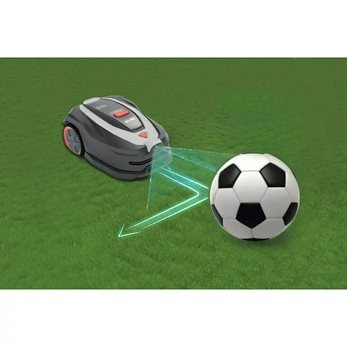 AL-KO 18V/36V Mähroboter Robolinho 1000 Vision - 1.000 m², Schnittbreite: 21 cm, Kamera-gestützte Navigation - Das Bild zeigt einen Mähroboter, der mit Laserstrahlen einen Fußball anvisiert, auf einem grünen Rasen.