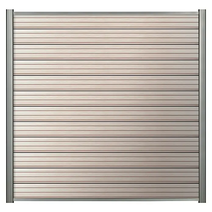 Steckzaun-Element Monza - 177,3 x 14 cm, Sand, 2er Pack WPC-Bohlen für Steckzaunsystem - Das Bild zeigt eine Rolltor-Installation mit horizontalen Lamellen in hellem Holzton und einem Rahmen aus Metall, ideal für Sicherheit und Design.