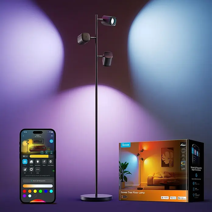 Govee LED-Stehleuchte Tree - 48 W, Höhe: 157 cm, Schwarz, RGBW - Das Bild zeigt eine Govee Tree Stehlampe mit drei verstellbaren Strahlern, die für eine stimmungsvolle Beleuchtung sorgen, inklusive Smartphone-App und Verpackung.