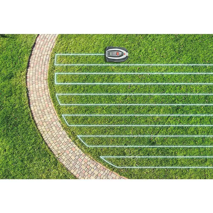 AL-KO 18V/36V Mähroboter Robolinho 1000 Vision - 1.000 m², Schnittbreite: 21 cm, Kamera-gestützte Navigation - Draufsicht auf einen Rasenmähroboter, der ein grünes Grasfeld mit einem gepflasterten Weg effizient mäht. Perfekt gepflegter Garten mit Technologie.