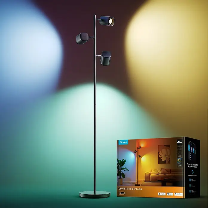 Govee LED-Stehleuchte Tree - 48 W, Höhe: 157 cm, Schwarz, RGBW - Moderne Govee Baum Stehlampe mit drei individuell einstellbaren Spots und intelligenter App-Steuerung, neben der Produktverpackung abgebildet.