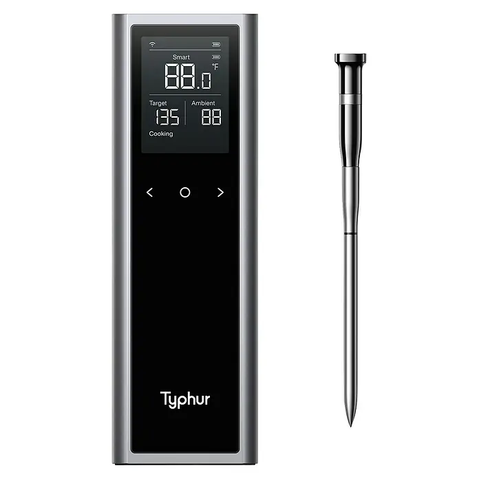 Typhur Grill-Thermometer Sync One - 2 -tlg., Kabellos; Verbindung via Bluetooth oder Wi-Fi - Bild eines digitalen Fleischthermometers von Typhur mit Sonde. Das Thermometer zeigt Temperatur, Zieltemperatur und Umgebungstemperatur an.