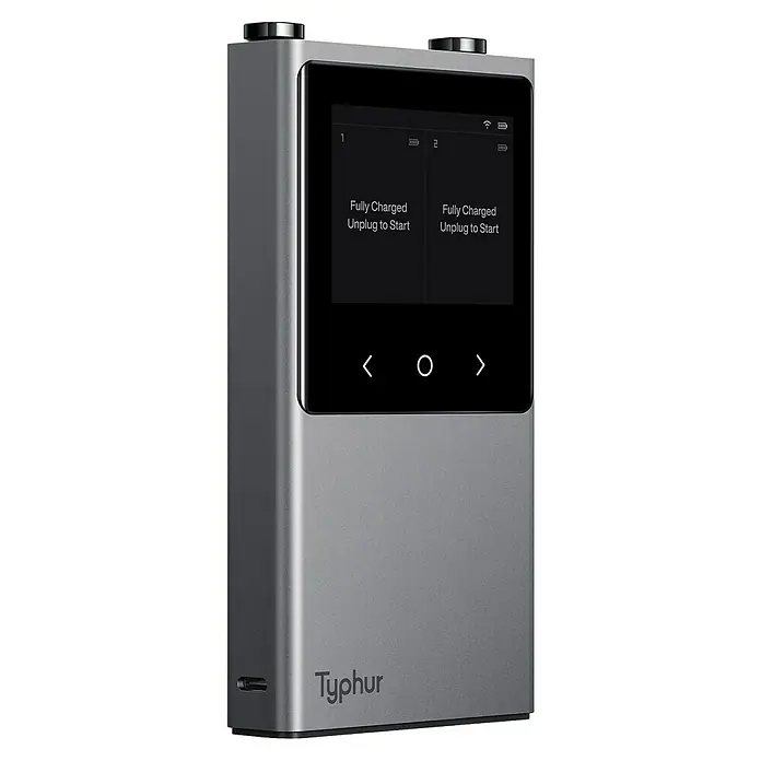 Typhur Grill-Thermometer Sync Dual - 3 -tlg., Kabellos; Verbindung via Bluetooth oder Wi-Fi - Graues Typher-Gerät mit Bildschirm, der "Vollständig geladen, zum Starten ausstecken" anzeigt. Kompaktes und elegantes Design.