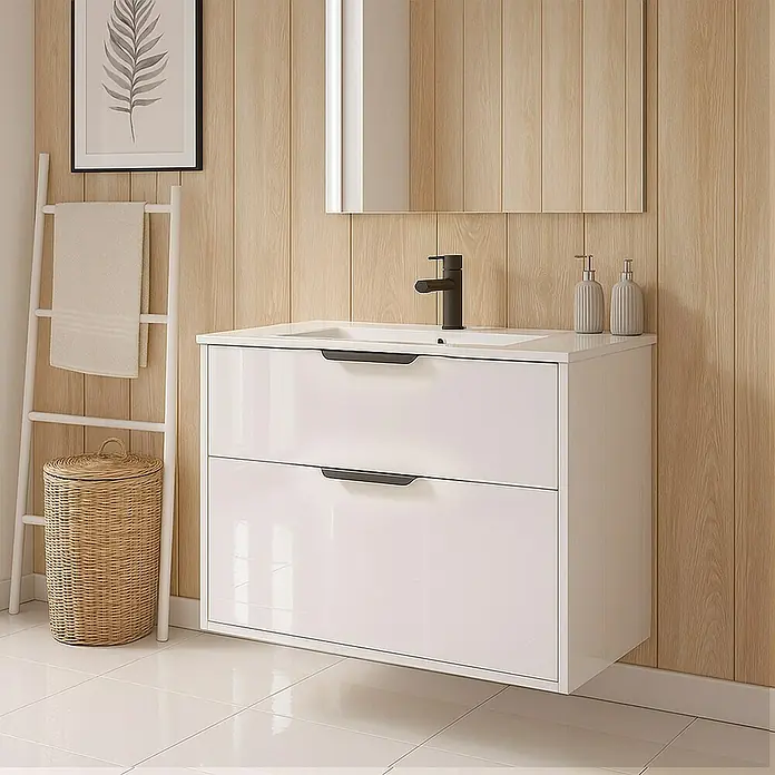 Outlets Bath Waschbeckenunterschrank Triana - Weiß, 80 x 38 x 54 cm, Farbe Griff: Schwarz, Hochglänzend - Badezimmerwaschtisch mit zwei Schubladen und schwarzem Wasserhahn vor einer Holzwand.
