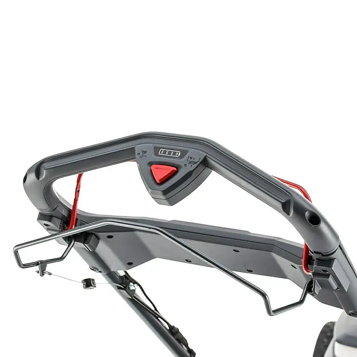 AL-KO 18V/36V Akku-Rasenmäher 34.6 - 18 V - 36 V, 2 Akkus, 2,5 Ah, Schnittbreite: 34 cm - Detailaufnahme des ergonomischen Griffs eines Rasenmähers mit rotem Startknopf und Batteriestandsanzeige.