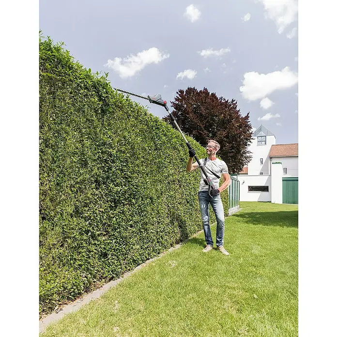 AL-KO 18V/36V Akku-Heckenschere HTAD 1845 - 18 V, Li-Ionen, 1 Akku, Schnittlänge: 45 cm - Mann schneidet Hecke mit einer Akku-Teleskop-Heckenschere. Ideal für hohe Hecken und Sträucher, bequem und effizient.