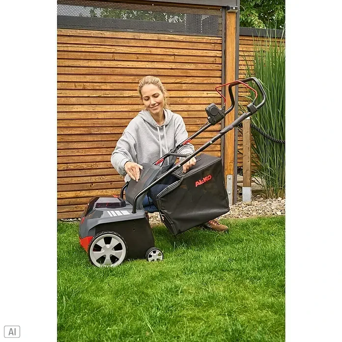 AL-KO 18V/36V Akku-Vertikutierer 38.6 - 2 Akkus, 2,5 Ah, Arbeitsbreite: 38 cm - Frau befestigt den AL-KO Rasenmäher-Fangkorb. Komfortables Rasenmähen mit effizienter Fangbox für saubere Ergebnisse im Garten.