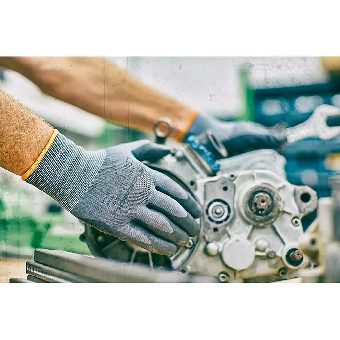 Gebol Guantes de trabajo Multi-Flex Eco - Talla del guante: 9, Gris, 2 ud. - Primer plano de manos con guantes de trabajo gris claro reparando un motor y sujetando una llave inglesa.