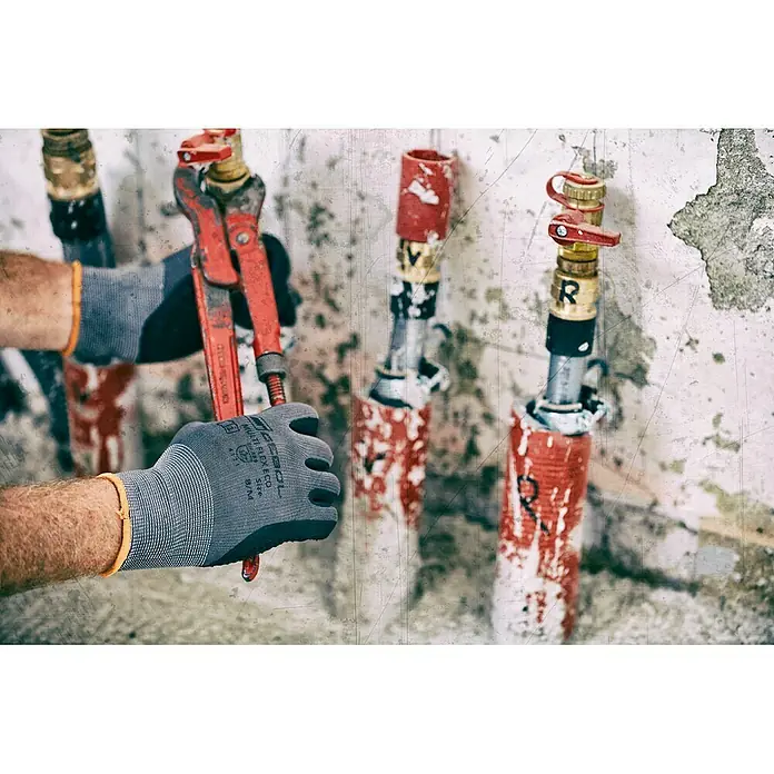 Gebol Guantes de trabajo Multi-Flex Eco - Talla del guante: 9, Gris, 2 ud. - Imagen de llave de tubo roja en mano de fontanero trabajando en tuberías. La llave de tubo es la herramienta principal para instalaciones de fontanería.