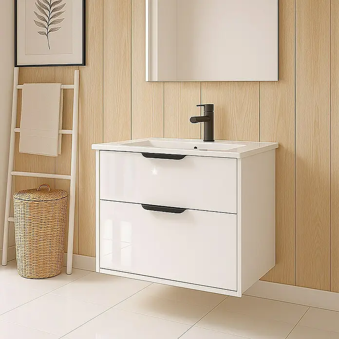 Outlets Bath Waschbeckenunterschrank Triana - Weiß, 60 x 38 x 56 cm, Farbe Griff: Schwarz, Hochglänzend - Modernes Badezimmer-Waschbecken mit weißen Schubladen und schwarzem Wasserhahn vor einer hellen Holzwand.