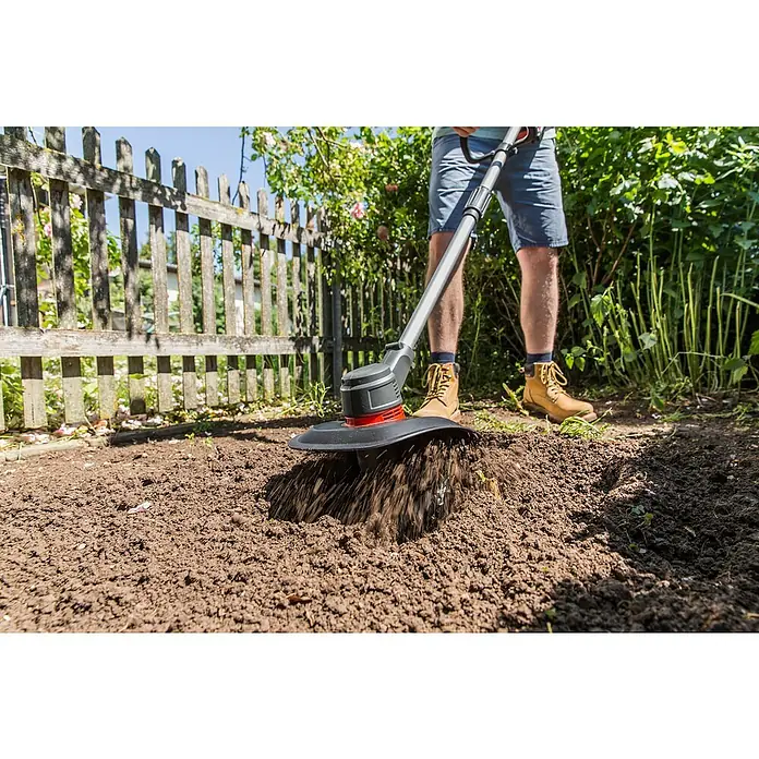 AL-KO 18V/36V Akku-Bodenhacke TLD 1820 - 18 V, Anzahl Akkus: Ohne Akku, Li-Ionen - Ein Mann, der mit einer elektrischen Gartenfräse den Boden auf einem Feld bearbeitet.