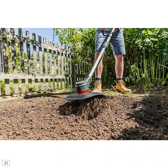 AL-KO 18V/36V Akku-Bodenhacke TLD 1820 - 18 V, Anzahl Akkus: 1 Akku, Li-Ionen - Ein Mann, der mit einer elektrischen Gartenfräse den Boden auf einem Feld bearbeitet.