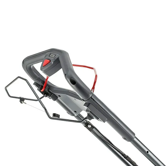 AL-KO 18V/36V Akku-Rasenmäher 34.6 - 18 V - 36 V, 2 Akkus, 2,5 Ah, Schnittbreite: 34 cm - Detailaufnahme der Bedienelemente eines Rasenmähers mit rotem Knopf und Griff für einfache Steuerung.