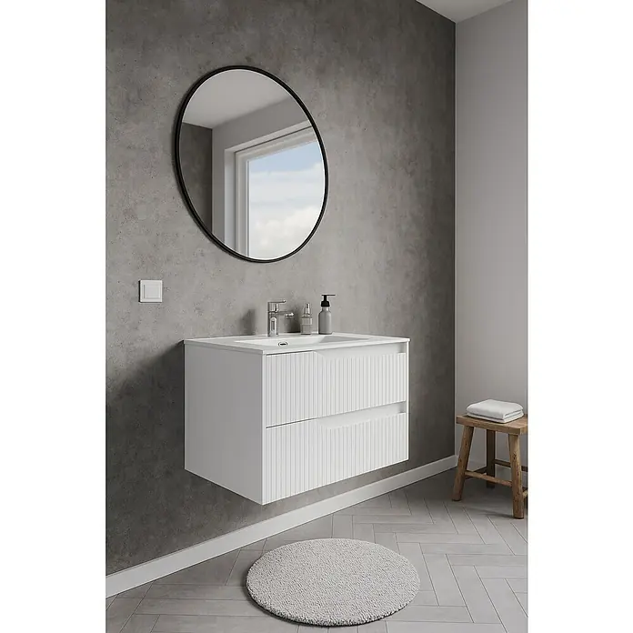 Outlets Bath Waschbeckenunterschrank Soho - 60 x 45 x 50 cm, Weiß - Elegantes Badezimmer-Interieur mit einem weißen Waschtischunterschrank, einem runden Spiegel und einem hölzernen Hocker.