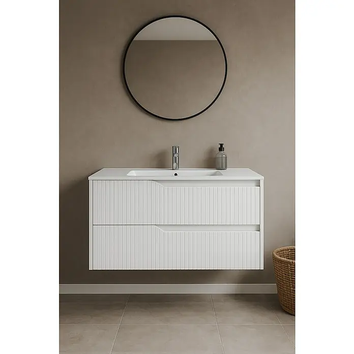 Outlets Bath Waschbeckenunterschrank Soho - 80 x 45 x 50 cm, Weiß - Ein modernes Badezimmer mit einem weißen Waschtisch mit geriffelten Schubladen, einem runden Spiegel und Armaturen. Das Waschbecken bietet genug Platz.