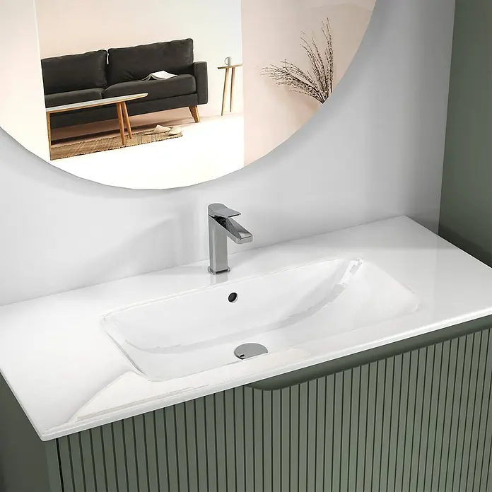 Outlets Bath Waschtisch Segura - 81 x 39 cm, Hahnloch: Mitte, Mit Überlauf, Weiß - Badezimmerwaschtisch mit weißem Aufsatzwaschbecken und Armatur, abgebildet vor einem Spiegel mit Spiegelbild.