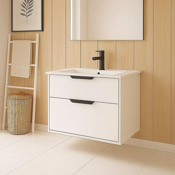 Outlets Bath Waschbeckenunterschrank Triana - Weiß, 60 x 38 x 56 cm, Farbe Griff: Schwarz - Ein modernes, weißes Badezimmer-Waschbecken mit zwei Schubladen und einem schwarzen Wasserhahn vor einer hellen Holzwand und Spiegel.