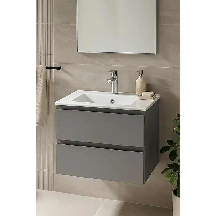 Outlets Bath Waschbeckenunterschrank Atlantis - 60 x 45 x 50 cm, Grau - Grauer Waschtischunterschrank mit zwei Schubladen, Aufsatzwaschbecken, Armatur und Spiegel an einer gefliesten Wand.