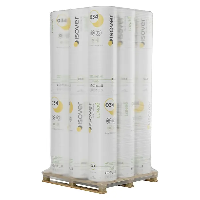 Isover Lanaé Glaswolle Klemmfilz WLS 035 - Stärke: 200 mm, Wärmeleitfähigkeit: 0,035 W/(mK) - Palette mit mehreren Rollen Isover Dämmwolle 034, verpackt und bereit für den Transport.