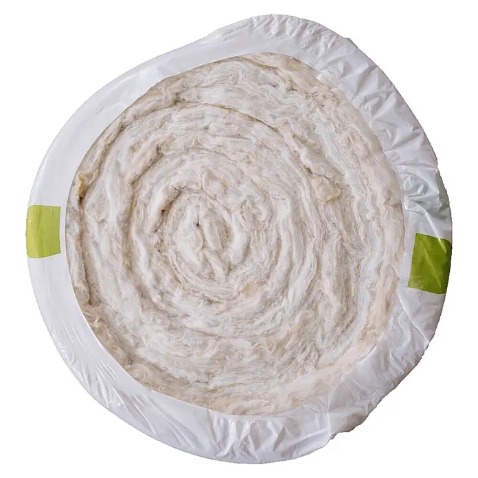 Isover Lanaé Glaswolle Klemmfilz WLS 035 - Stärke: 200 mm, Wärmeleitfähigkeit: 0,035 W/(mK) - Die gerollte Dämmwolle ist in einer transparenten Plastikfolie verpackt und mit grünen Etiketten versehen, die ihre Qualität und Herkunft betonen.